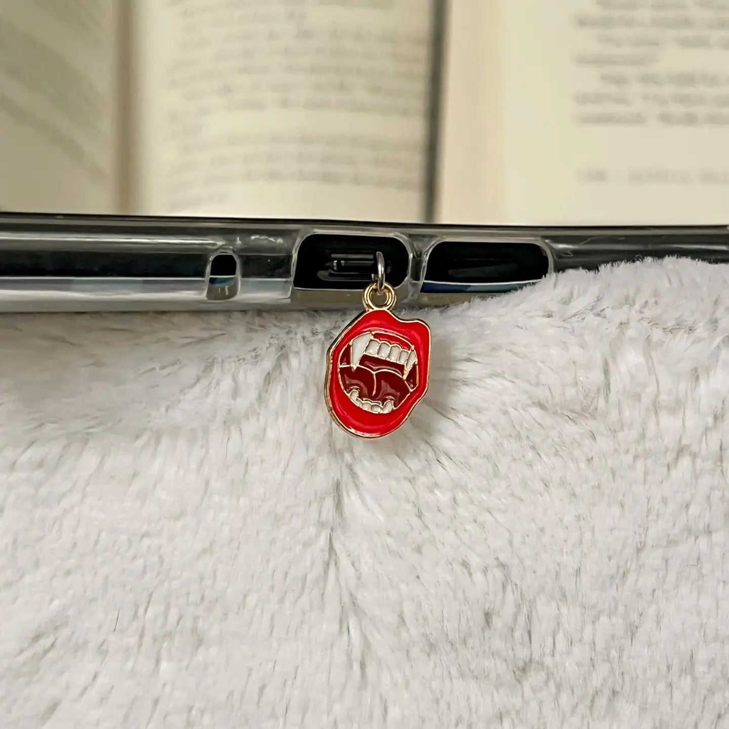 KINDLE CHARM - VAMPIRE TEETH
