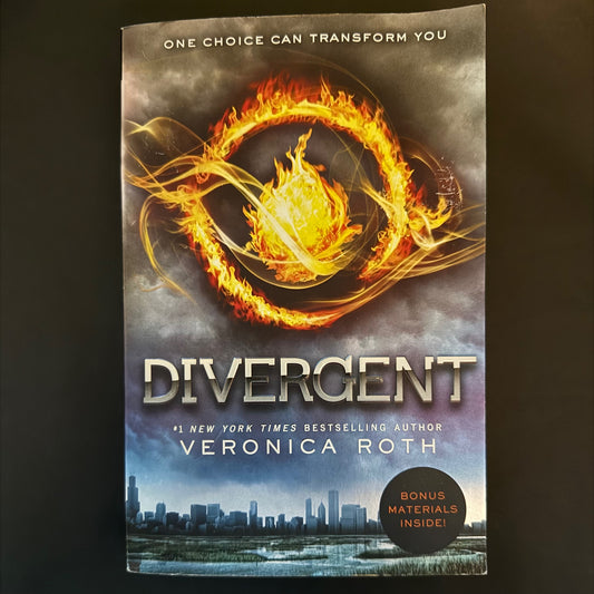 DIVERGENT by Veronica Roth